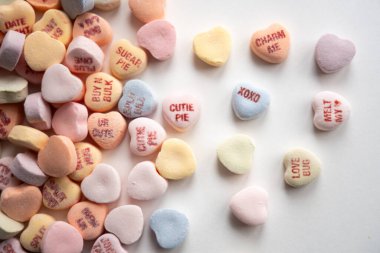 Sevgililer Günü 'nde renkli kalp şeklinde şeker