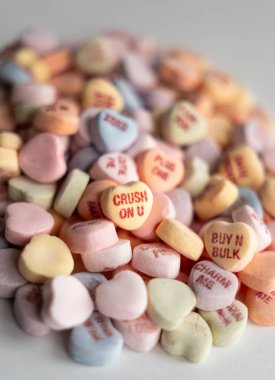 Metinli renkli şeker kalpler