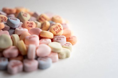 Bir sürü renkli çikolata şekeri.