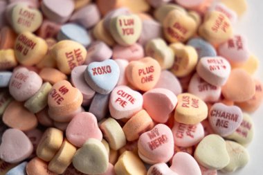 Üzerinde yazı olan kalp. Şekerleri severim.