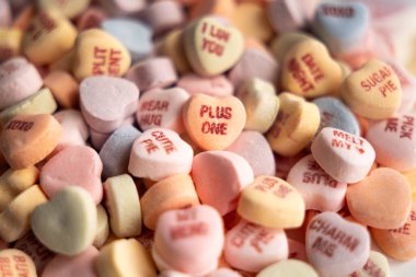 Şeker günü. Kalp şeklinde şekerler, pembe arka planda mesaj aşkı.