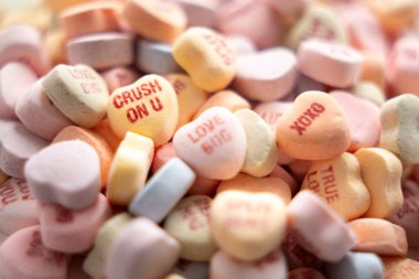 Sevgililer Günü için renkli kalp şekeri