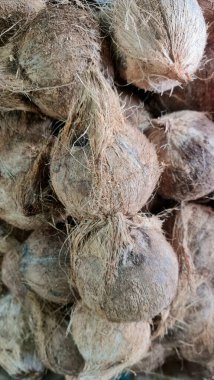 İnce lifli kabuklarla dolu hindistan cevizlerini kapatın.