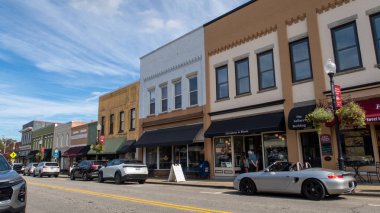 Kuzey Carolina, Apex şehir merkezindeki North Salem Sokağı 'nın alçak açılı sokak manzarası. Tarihi tuğla mimarisi ve siyah tentelerin yer aldığı 