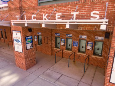 Durham Bulls Atletizm Parkı 'ndaki bilet gişelerinin alçak açılı görüntüsü. Çekimde beyaz 