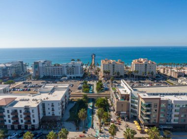 Batıya, Okyanus Kıyısı ve Pasifik Okyanusu 'na bakan bir hava manzarası. Sahne, kıyı tatil beldeleri, palmiyeli kaldırımlar ve engin mavi gökyüzünün altında kıyıya uzanan şehir plazalarını gösteriyor..