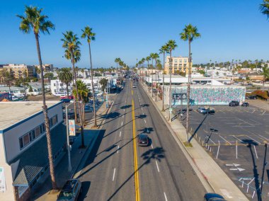 Oceanside 'da Güney Sahil Otoyolu 101 boyunca kuzeye bakan bir hava manzarası. Sahnede 