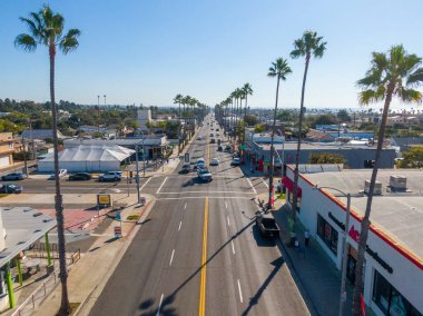 Okyanus kıyısındaki tarihi sahil yolu 101 boyunca güneye bakan bir hava manzarası. Sahne, 