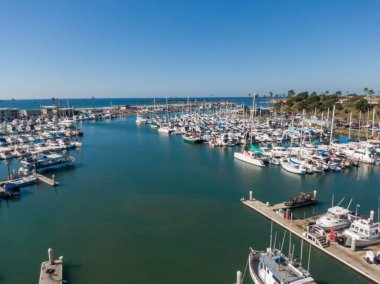 Okyanus Kıyısı 'ndan Pasifik Okyanusu' na doğru geniş açılı bir görüş açısı var. Yelkenliler ve balıkçı tekneleri, ufukta görünen kumlu sahil ve liman dalgakıranlarıyla sakin, deniz mavisi sulara demirlemiştir..