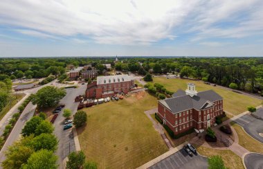 Uyanış Ormanı 'ndaki Güneydoğu Baptist İlahiyat Fakültesi' nin 2026 sayılı hava görüntüsü. Resimde geniş mimari çatı sistemleri, tuğla duvarcılık binaları ve entegre kampüs altyapısı sergileniyor.