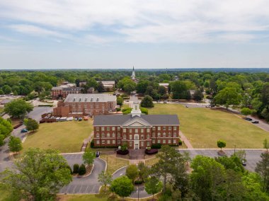 Wake Forest, NC 'deki Güneydoğu Baptist İlahiyat Fakültesi' nin geniş kapsamlı 2026 hava manzarası. Tarihi kampüs manzarası içindeki ana salonun belirgin mimari kiremit çatısı ve beyaz kubbesi.