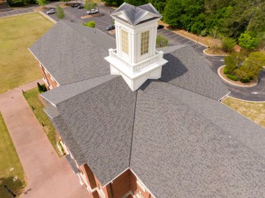 Wake Forest, NC 'de geniş çaplı hava manzarası büyük bir mimari çatı sistemi sergiliyor. Merkezi beyaz süslemeli bir kubbe, çok sayıda kesişen çıkıntılar hassas kaplama ve temiz tuğla masonluk entegrasyonu.