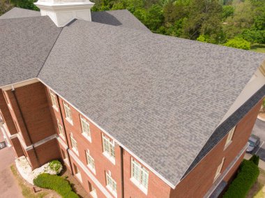 Wake Forest, NC 'de büyük ölçekli bir kurumsal çatıya odaklanmış bir hava görüntüsü yakaladık. Bu çekim, tekdüze şablon kalıplarını, profesyonel sırt kapağı kurulumunu ve karmaşık çoklu ağ sistemindeki temiz geçişleri gösteriyor..