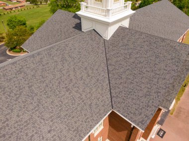 Wake Forest, NC 'de yüksek perdeli kurumsal çatı sistemini gösteren bir hava görüntüsü yakalamış. Çekim kusursuz bir şekilde gerçekleştirilmiş kapalı vadi kavşağına ve büyük beyaz bir kubbenin tabanında profesyonelce yanıp sönen ışığa odaklanıyor..