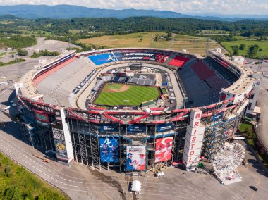 2025 MLB Speedway Classic için Bristol Motor Speedway dönüşümünün havadan görüntüsü. İnşaat ekipleri, Kızıllar ve Cesurlar için tarihi NASCAR sahasında AstroTurf 'la birlikte profesyonel bir beyzbol sahası kuruyor..