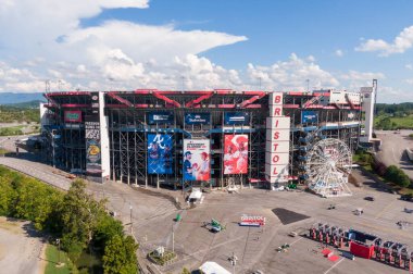 2025 MLB Speedway Classic için büyük tanıtım pankartları içeren Bristol Motor Speedway 'in dış görüntüsü. Büyük ölçekli grafiklere göre Atlanta Braves ve Cincinnati Kızılları ikonik hipodrom tribünleri ve giriş kulesi boyunca.