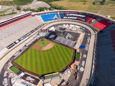 2025 MLB Speedway Classic için Bristol Motor Speedway dönüşümünün havadan görüntüsü. İnşaat ekipleri, Kızıllar ve Cesurlar için tarihi NASCAR sahasında AstroTurf 'la birlikte profesyonel bir beyzbol sahası kuruyor..