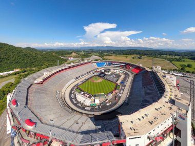 2025 MLB Speedway Classic için Bristol Motor Speedway dönüşümünün havadan görüntüsü. İnşaat ekipleri, Kızıllar ve Cesurlar için tarihi NASCAR sahasında AstroTurf 'la birlikte profesyonel bir beyzbol sahası kuruyor..