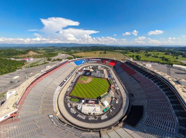 2025 MLB Speedway Classic için Bristol Motor Speedway dönüşümünün havadan görüntüsü. İnşaat ekipleri, Kızıllar ve Cesurlar için tarihi NASCAR sahasında AstroTurf 'la birlikte profesyonel bir beyzbol sahası kuruyor..