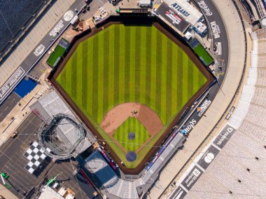 Bristol Motor Yarış Pisti 'nin üzerinden yapılan yüksek açılı bir drone, Speedway Classic' in tamamlanmış beyzbol sahasını gösteriyor. Yeşiller ve toprak elmaslar NASCAR 'ın ikonik asfalt dönüşleri içinde mükemmel bir şekilde konumlandırılmıştır..