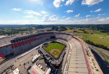2025 MLB Speedway Classic için Bristol Motor Speedway dönüşümünün havadan görüntüsü. İnşaat ekipleri, Kızıllar ve Cesurlar için tarihi NASCAR sahasında AstroTurf 'la birlikte profesyonel bir beyzbol sahası kuruyor..