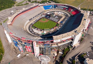 2025 MLB Speedway Classic için Bristol Motor Speedway dönüşümünün havadan görüntüsü. İnşaat ekipleri, Kızıllar ve Cesurlar için tarihi NASCAR sahasında AstroTurf 'la birlikte profesyonel bir beyzbol sahası kuruyor..