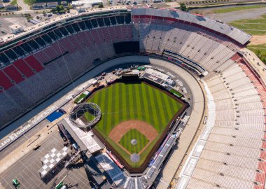 2025 MLB Speedway Classic için Bristol Motor Speedway dönüşümünün havadan görüntüsü. İnşaat ekipleri, Kızıllar ve Cesurlar için tarihi NASCAR sahasında AstroTurf 'la birlikte profesyonel bir beyzbol sahası kuruyor..