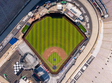 Bristol Motor Yarış Pisti 'nin üzerinden yapılan yüksek açılı bir drone, Speedway Classic' in tamamlanmış beyzbol sahasını gösteriyor. Yeşiller ve toprak elmaslar NASCAR 'ın ikonik asfalt dönüşleri içinde mükemmel bir şekilde konumlandırılmıştır..