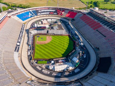 2025 MLB Speedway Classic için Bristol Motor Speedway dönüşümünün havadan görüntüsü. İnşaat ekipleri, Kızıllar ve Cesurlar için tarihi NASCAR sahasında AstroTurf 'la birlikte profesyonel bir beyzbol sahası kuruyor..
