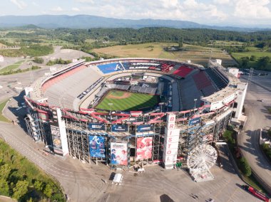2025 MLB Speedway Classic için Bristol Motor Speedway dönüşümünün havadan görüntüsü. İnşaat ekipleri, Kızıllar ve Cesurlar için tarihi NASCAR sahasında AstroTurf 'la birlikte profesyonel bir beyzbol sahası kuruyor..