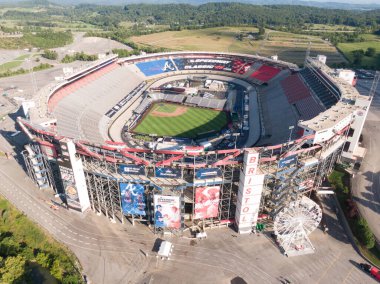 2025 MLB Speedway Classic için Bristol Motor Speedway dönüşümünün havadan görüntüsü. İnşaat ekipleri, Kızıllar ve Cesurlar için tarihi NASCAR sahasında AstroTurf 'la birlikte profesyonel bir beyzbol sahası kuruyor..