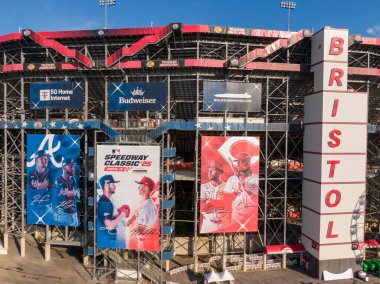 2025 MLB Speedway Classic için büyük tanıtım pankartları içeren Bristol Motor Speedway 'in dış görüntüsü. Büyük ölçekli grafiklere göre Atlanta Braves ve Cincinnati Kızılları ikonik hipodrom tribünleri ve giriş kulesi boyunca.