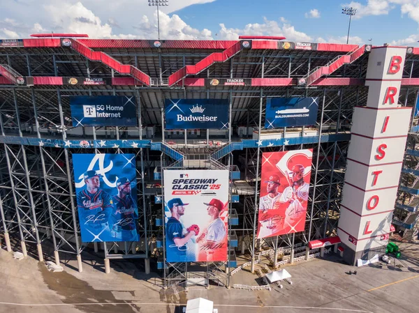 2025 MLB Speedway Classic için büyük tanıtım pankartları içeren Bristol Motor Speedway 'in dış görüntüsü. Büyük ölçekli grafiklere göre Atlanta Braves ve Cincinnati Kızılları ikonik hipodrom tribünleri ve giriş kulesi boyunca.