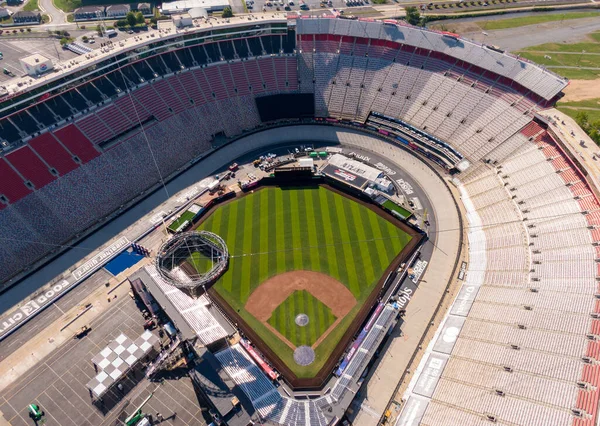 2025 MLB Speedway Classic için Bristol Motor Speedway dönüşümünün havadan görüntüsü. İnşaat ekipleri, Kızıllar ve Cesurlar için tarihi NASCAR sahasında AstroTurf 'la birlikte profesyonel bir beyzbol sahası kuruyor..