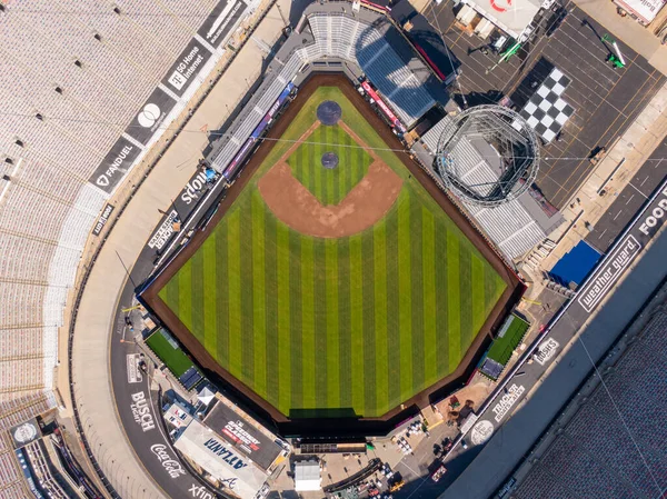 Bristol Motor Yarış Pisti 'nin üzerinden yapılan yüksek açılı bir drone, Speedway Classic' in tamamlanmış beyzbol sahasını gösteriyor. Yeşiller ve toprak elmaslar NASCAR 'ın ikonik asfalt dönüşleri içinde mükemmel bir şekilde konumlandırılmıştır..