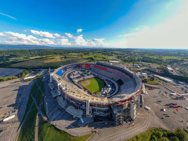 2025 MLB Speedway Classic için Bristol Motor Speedway dönüşümünün havadan görüntüsü. İnşaat ekipleri, Kızıllar ve Cesurlar için tarihi NASCAR sahasında AstroTurf 'la birlikte profesyonel bir beyzbol sahası kuruyor..