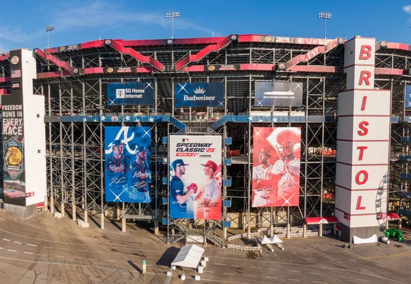 2025 MLB Speedway Classic için büyük tanıtım pankartları içeren Bristol Motor Speedway 'in dış görüntüsü. Büyük ölçekli grafiklere göre Atlanta Braves ve Cincinnati Kızılları ikonik hipodrom tribünleri ve giriş kulesi boyunca.