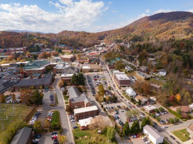 Bir hava aracı, sonbahar yaprak mevsiminde Boone şehir merkezinin kalbini yakalar. Şehrin mimarisi ve yerel sokakları Blue Ridge Dağı 'nın kıvrımlı tepelerinin canlı zeminine dayanır..