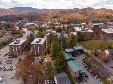 Bir hava aracı, sonbahar yaprak mevsiminde Boone şehir merkezinin kalbini yakalar. Şehrin mimarisi ve yerel sokakları Blue Ridge Dağı 'nın kıvrımlı tepelerinin canlı zeminine dayanır..