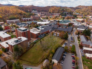 Bir hava aracı, sonbahar yaprak mevsiminde Boone şehir merkezinin kalbini yakalar. Şehrin mimarisi ve yerel sokakları Blue Ridge Dağı 'nın kıvrımlı tepelerinin canlı zeminine dayanır..