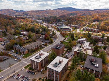 Bir hava aracı, sonbahar yaprak mevsiminde Boone şehir merkezinin kalbini yakalar. Şehrin mimarisi ve yerel sokakları Blue Ridge Dağı 'nın kıvrımlı tepelerinin canlı zeminine dayanır..