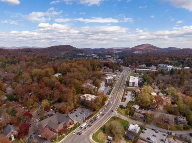 Bir hava aracı, sonbahar yaprak mevsiminde Boone şehir merkezinin kalbini yakalar. Şehrin mimarisi ve yerel sokakları Blue Ridge Dağı 'nın kıvrımlı tepelerinin canlı zeminine dayanır..