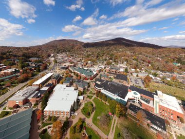 Bir hava aracı, sonbahar yaprak mevsiminde Boone şehir merkezinin kalbini yakalar. Şehrin mimarisi ve yerel sokakları Blue Ridge Dağı 'nın kıvrımlı tepelerinin canlı zeminine dayanır..