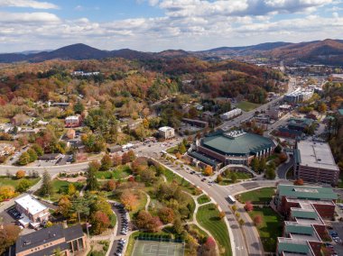 Bir hava aracı, sonbahar yaprak mevsiminde Boone şehir merkezinin kalbini yakalar. Şehrin mimarisi ve yerel sokakları Blue Ridge Dağı 'nın kıvrımlı tepelerinin canlı zeminine dayanır..