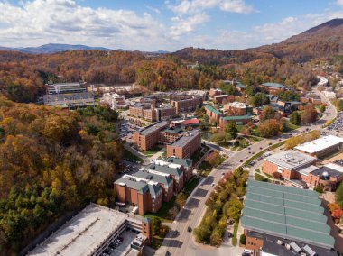 Bir hava aracı, sonbahar yaprak mevsiminde Boone şehir merkezinin kalbini yakalar. Şehrin mimarisi ve yerel sokakları Blue Ridge Dağı 'nın kıvrımlı tepelerinin canlı zeminine dayanır..