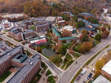 Bir hava aracı, sonbahar yaprak mevsiminde Boone şehir merkezinin kalbini yakalar. Şehrin mimarisi ve yerel sokakları Blue Ridge Dağı 'nın kıvrımlı tepelerinin canlı zeminine dayanır..