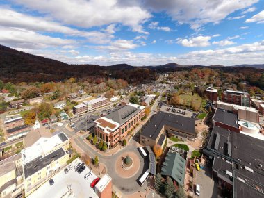 Bir hava aracı, sonbahar yaprak mevsiminde Boone şehir merkezinin kalbini yakalar. Şehrin mimarisi ve yerel sokakları Blue Ridge Dağı 'nın kıvrımlı tepelerinin canlı zeminine dayanır..