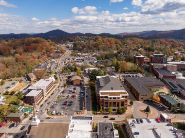 Bir hava aracı, sonbahar yaprak mevsiminde Boone şehir merkezinin kalbini yakalar. Şehrin mimarisi ve yerel sokakları Blue Ridge Dağı 'nın kıvrımlı tepelerinin canlı zeminine dayanır..