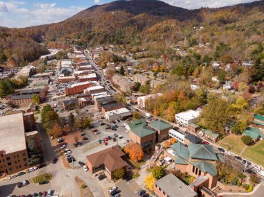 Bir hava aracı, sonbahar yaprak mevsiminde Boone şehir merkezinin kalbini yakalar. Şehrin mimarisi ve yerel sokakları Blue Ridge Dağı 'nın kıvrımlı tepelerinin canlı zeminine dayanır..