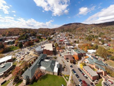 Bir hava aracı, sonbahar yaprak mevsiminde Boone şehir merkezinin kalbini yakalar. Şehrin mimarisi ve yerel sokakları Blue Ridge Dağı 'nın kıvrımlı tepelerinin canlı zeminine dayanır..